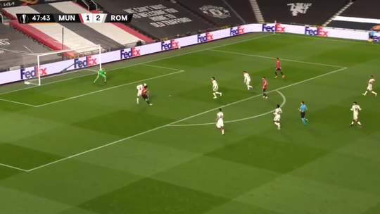 🎥 | 'Old school spits' Cavani knalt heerlijk raak tegen AS Roma