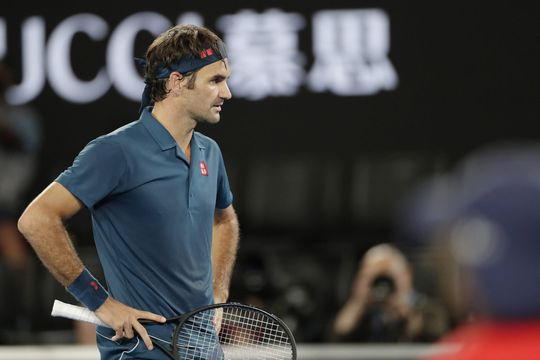 Titelverdediger Federer uitgeschakeld op Australian Open door 20-jarig talent Tsitsipás