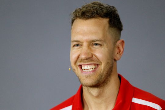 Vettel heeft een nieuw kapsel: 'Heeft hij een weddenschap verloren?!'