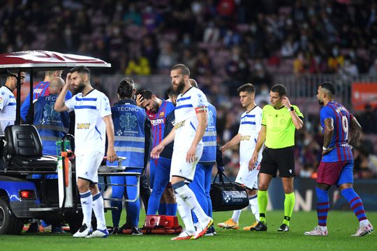 Agüero vertrekt met ambulance uit Camp Nou! FC Barcelona wint ook niet zonder Koeman