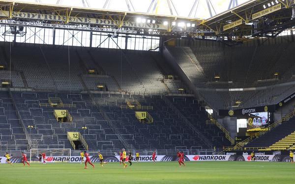 Enthousiaste reacties van tv-kijkers op stadiongeluid bij Dortmund-Bayern