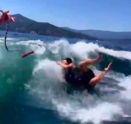 🎥 | Struggelende Kim Kardashian hard onderuit tijdens wakeboarden