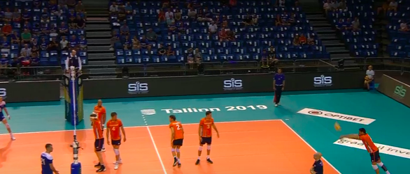 Volleyballer Fabian Plak in de fout op matchpoint door de bal onderhands te serveren (video)