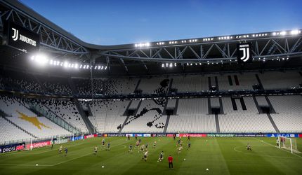 54 misdragende Ajax-fans worden Italië uitgegooid