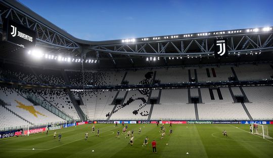 54 misdragende Ajax-fans worden Italië uitgegooid