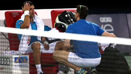 Djokovic geeft geblesseerd op in Dubai