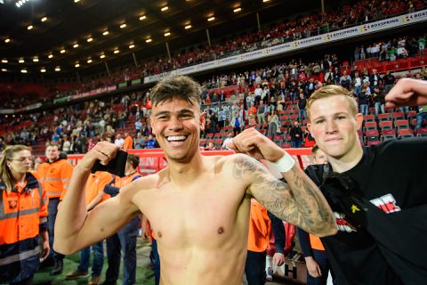 Twente-verdediger Mees Hilgers lacht om transferwaarde: 'Vraag me af of ik dat echt waard ben'