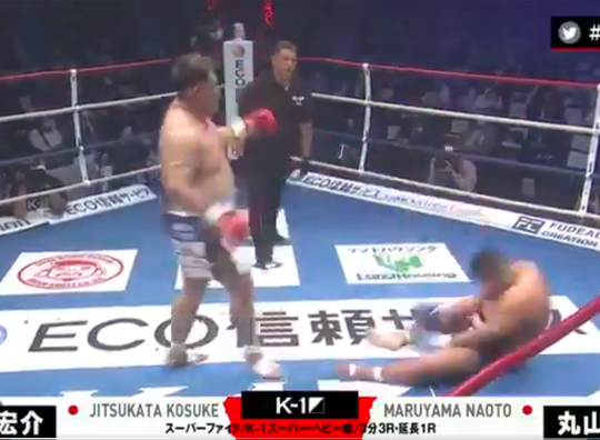 🎥 | Japans zwaargewicht trapt opponent met ongekend harde headkick KO
