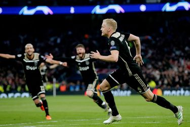 Vechtend Ajax laat vroege voorsprong op Spurs niet meer van zich afpakken