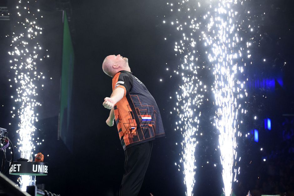 Opgeluchte Van Barneveld: 'Had zo een EK-titel willen inruilen voor een tourkaart'
