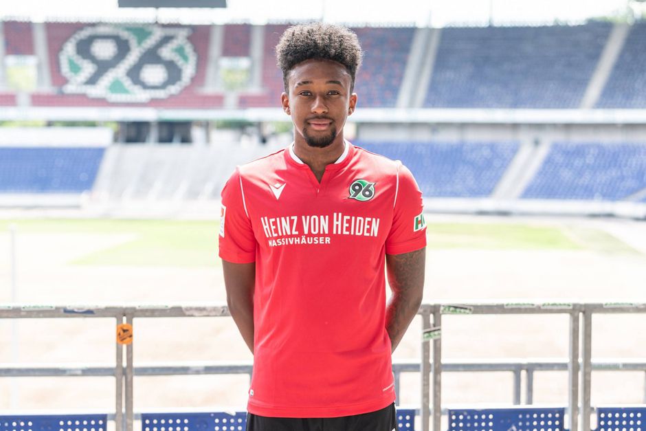PSV haalt met Amerikaans jeugdinternational Gloster de 3e linksback deze zomer