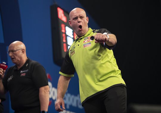 Michael van Gerwen sloopt Dobey en gaat makkelijk naar de finale (video)