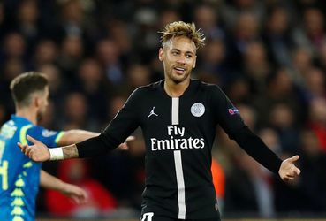 Neymar zet twee superhelden op z'n rug 🕷🦇 (foto)