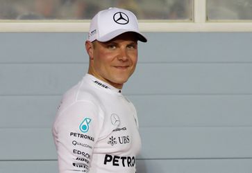 Terugkijken: zo snoepte Bottas eerste plek van Hamilton af (video)