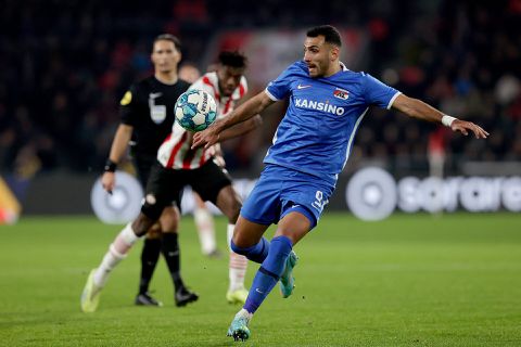 Pavlidis schiet koppositie PSV aan flarden en loodst AZ naar Eredivisie-top