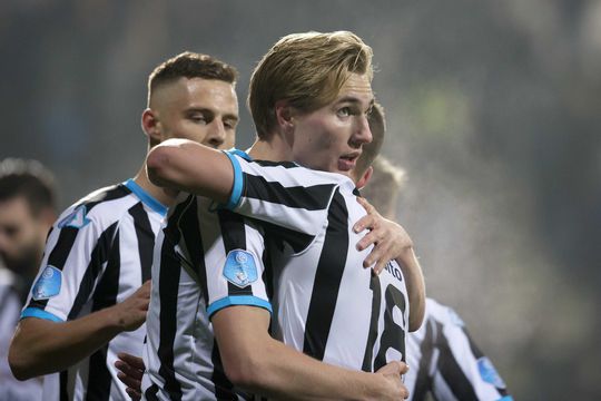 Heracles-goudhaan Vermeij als cowboy carnaval in: 'Drankje smaakt zo beter'