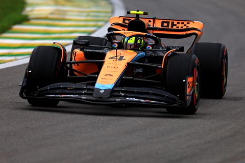 Lando Norris troeft Max Verstappen af en start vanaf pole in sprintrace voor GP Brazilië