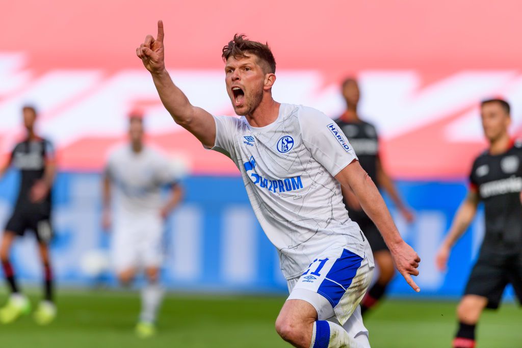 Schalke 04 wil Klaas-Jan Huntelaar (37) ook volgend jaar in de spits