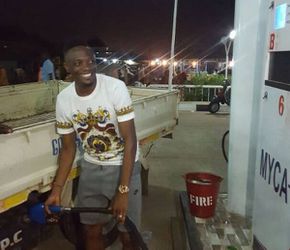 Oud-VVV'er Musa koopt eigen tankstation in Nigeria (foto)