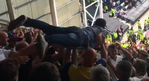 Leeds United-fan crowdsurft van boven naar beneden in uitvak (video)