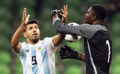Argentinië na voorsprong onderuit tegen Nigeria, scorende Aguero verliest bewustzijn (video's)