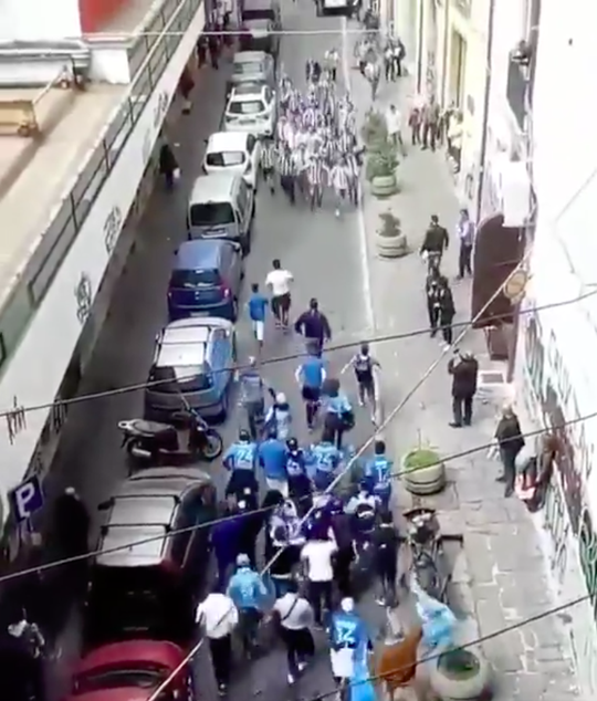 Zo kan het ook! Clash tussen rivaliserende fans Napoli en Juve wordt 1 groot feest (video)