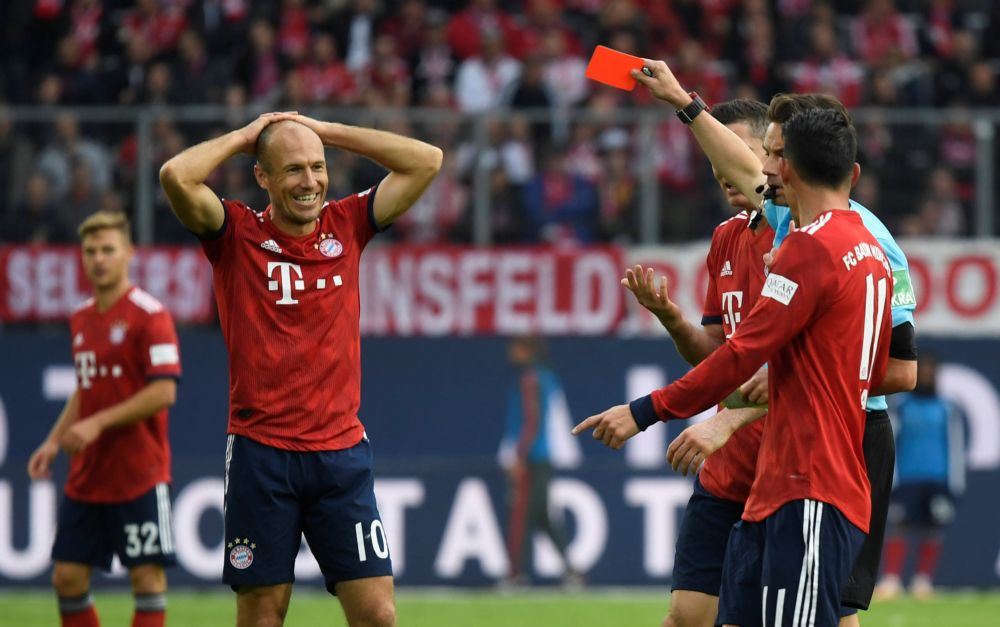 Weghorst scoort, Robben krijgt rood, maar toch is Bayern de opgeluchte winnaar (video's)