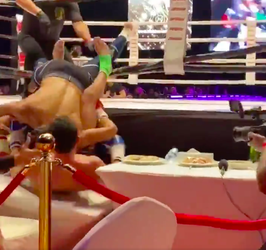 🎥 | Worstelende kickboksers vallen door de touwen en belanden op jurytafel