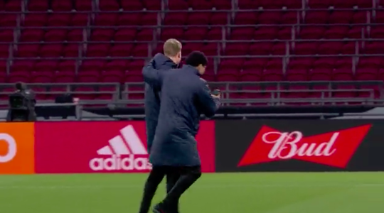 🎥 | AZ-spelers kijken in de Johan Cruijff ArenA naar Max Verstappen-ontknoping