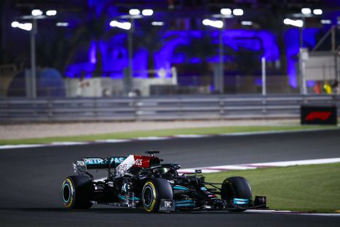'Superfitte' Lewis Hamilton blij met zege in Qatar: 'Alles ging goed, ik voel me relaxed'