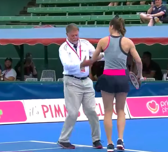 Tennisster Petkovic danst alwéér en krijgt ongemakkelijk dansende umpire mee (video's)