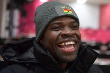 Haha! Akwasi Frimpong laat zien hoe hij vroeger stofzuigers verkocht (video)