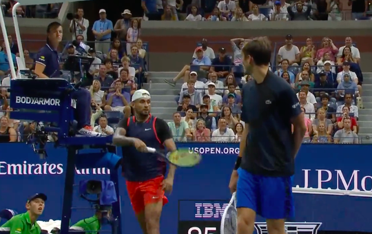 😂 | HAHA! Nick Kyrgios speelt met Daniil Medvedev en pakt punt op hilarische wijze