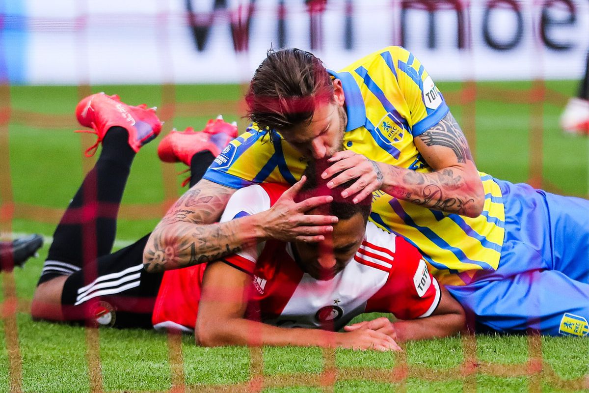 Feyenoord en RKC (blauwgeel) gaan potje spelen om geld op te halen voor Oekraïne