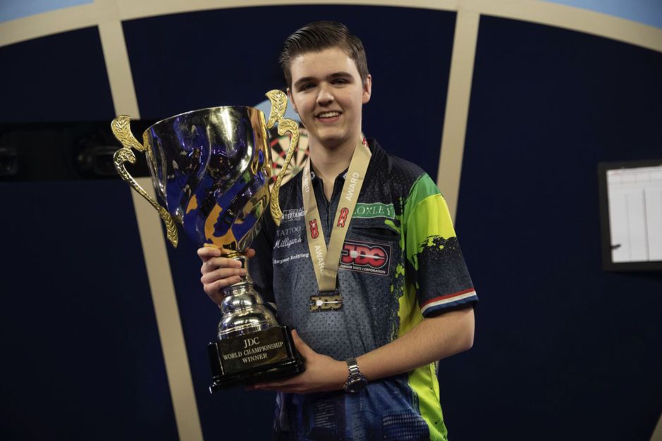 Nederlands dartstalent Bradly Roes verovert in Alexandra Palace de wereldtitel junioren
