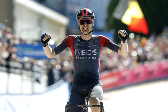 Powerhouse Dylan van Baarle knalt naar spectaculaire zege in Parijs-Roubaix