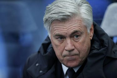 Ancelotti geeft spugende Hertha-supporter de middelvinger