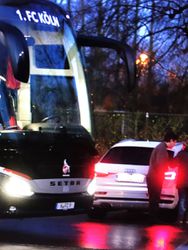 Oeps! Anderlecht-speler knalt met dure Audi vol tegen spelersbus