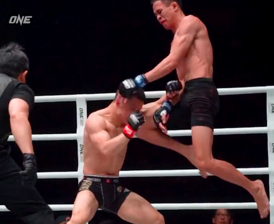 🎥 | ONE-ster Jeremy Miado trapt tegenstander KO met vliegende knie: 'Perfectie!'