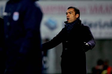 Van Bronckhorst pissig: 'We hebben onszelf in de problemen gebracht'