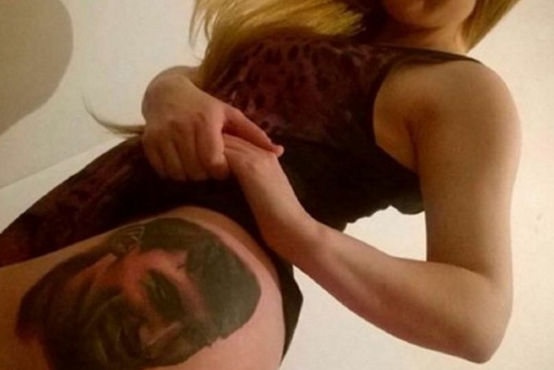 Beauty laat 'bil-tattoo' aan Messi zien