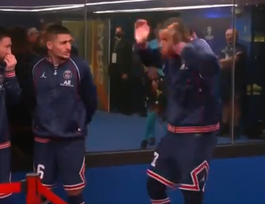 🎥 | Haha! Kylian Mbappé schrikt zich de pleuris van fluitje scheidsrechter