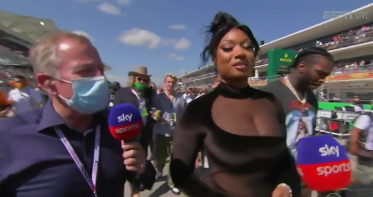 🎥 Haha! Martin Brundle vraagt Megan Thee Stallion om freestyle F1-rap en wordt door security weggeduwd