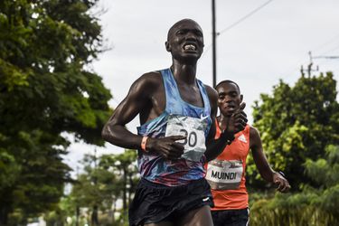 Halve marathon in Colombia: auto rijdt leider 1,5 kilometer voor de finish aan