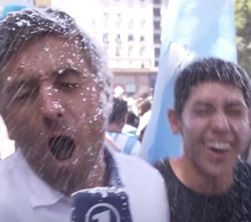 🎥😂 | Duitse journalist wordt belaagd tijdens verslag van feest in Argentinië: 'Einfach verrückt'