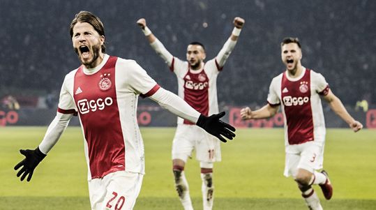 Ajax kleineert koploper PSV en maakt Eredivisie weer spannend