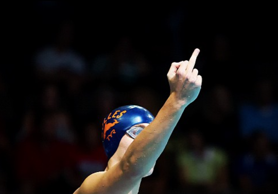 Canadese zwemmer steekt voor iedere race zijn middelvinger op