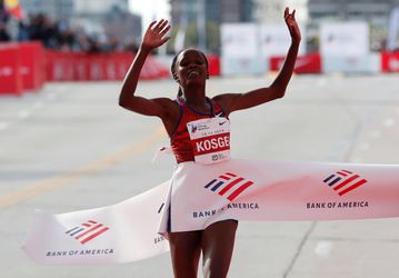 Keniaanse atlete Brigid Kosgei zet wereldrecord op de marathon neer