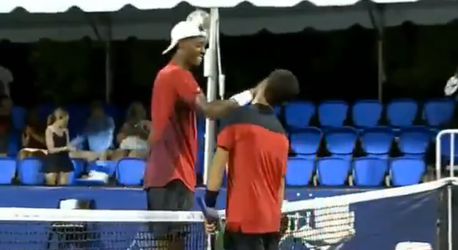 HAHA! Mooiste 'handdruk' ooit in proftennis (video)