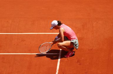 🎥 | Roland Garros-kampioene Swiatek uitgeschakeld door Sakkari in kwartfinales